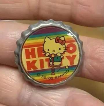 귀하네요!! 헬로키티 레인보우 핀 배지 캔 덮개 배지 2002년제