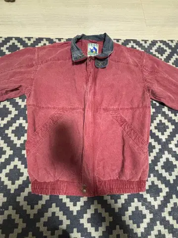 빨간색 지퍼 달린 자켓