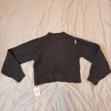 오프숄더 다크 그레이 크롭 니트