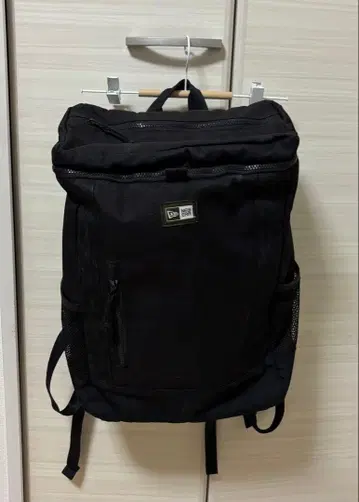 [ NEWERA ] 럭색 사각 블랙