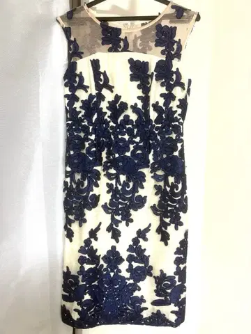 슬리브리스 무릎 기장 원피스 아이보리 x 네이비 자수