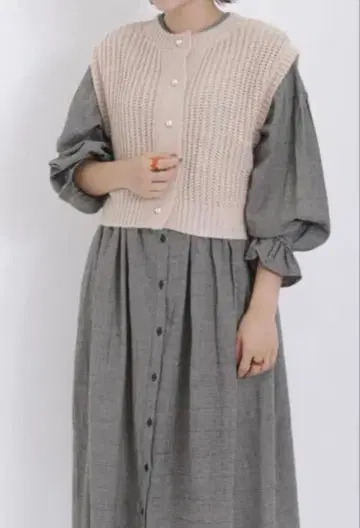 [ 새상품 ] 사만사 모스모스 전후 착용 가능한 펄 버튼 베스트