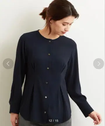 green label relaxing 새틴 노카라 블라우스 네이비