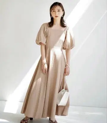 베이지 플레어 슬리브 롱 원피스