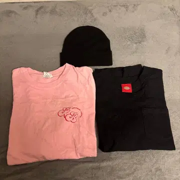 Dickies 블랙 T셔츠와 핑크 T셔츠 세트 비니