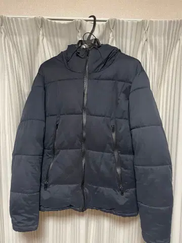 네이비 후드 부착 다운 자켓