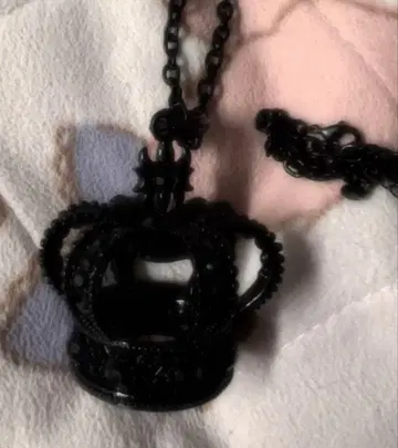 수요일의 앨리스 크라운 목걸이 블랙