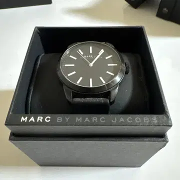 MARC BY MARC JACOBS 블랙 시계