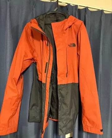 오렌지와 블랙의 마운틴 후드티