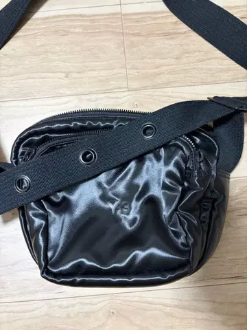 Y-3 크로스 바디백