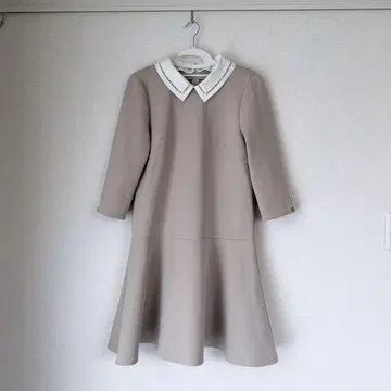 Apuweiser-riche 카라 달린 밑단 플레어 컷 원피스