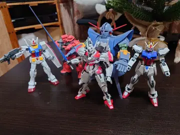 건담 프라모델 5체 세트입니다.