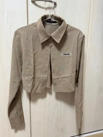 EMODA 크롭 셔츠 브라운