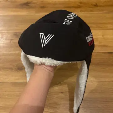 귀도리 달린 블랙 캡