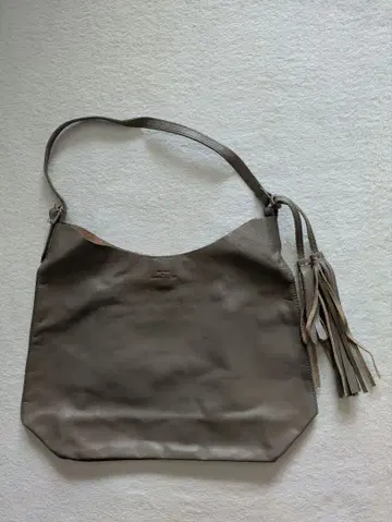 BEAURE 비유레 가죽 태슬 백 토프 색상