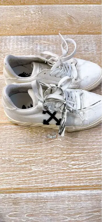 화이트 로고 스니커즈