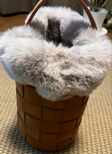 미사용 새상품 cloudy 브라운 퍼 이너 바스켓형 핸드백