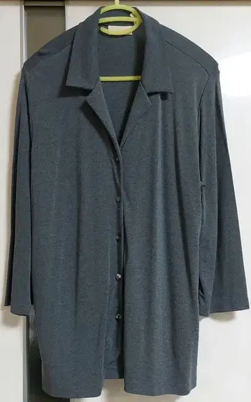 버튼 셔츠 그레이