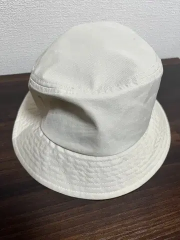 화이트 버킷 햇