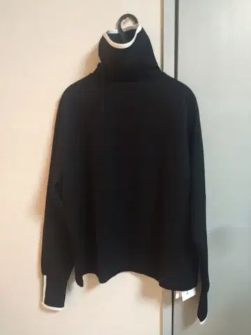 [ 미사용 새상품 ] THE RERACS 더 리라크스 하이넥 티셔츠