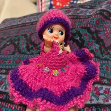 손뜨개질 인형 핑크와 보라색 의상