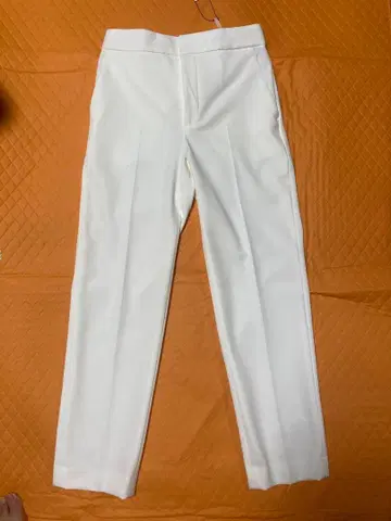 화이트 슬랙스 센터 프레스