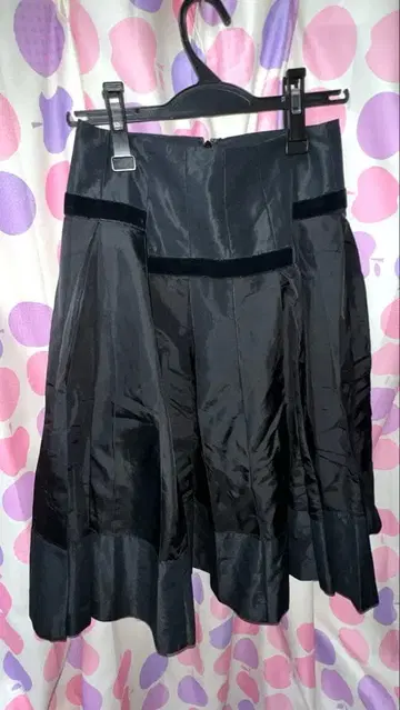 블랙 플레어 스커트 벨벳 악센트