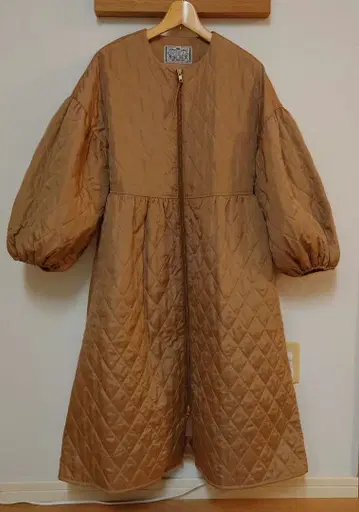 DOSDIOSAS 베이지 퀼팅 롱 코트