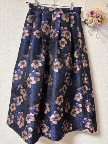 새상품급 OPAQUE CLIP 엘레강트 플레어 자카드 스커트 꽃무늬