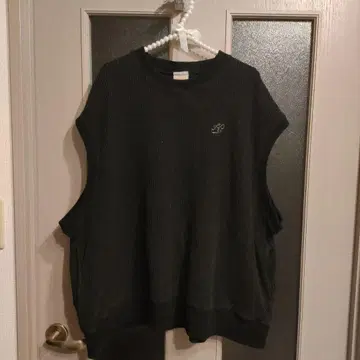 KOOKYN 블랙 슬리브리스 베스트