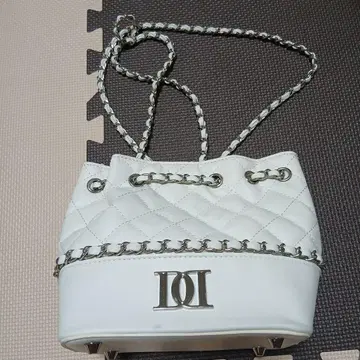 다리치 퀼팅 체인 백팩 (하자 있음)