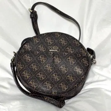 GUESS 원형 숄더백 블랙/브라운