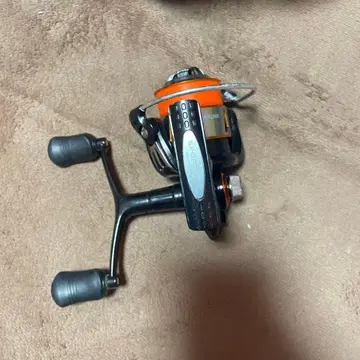 스피닝 릴 오렌지와 블랙