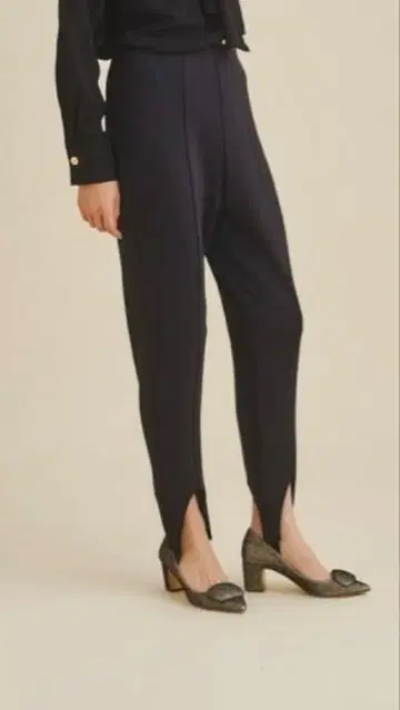 그레이스 콘티넨탈 센터 절개 고리 레깅스 팬츠