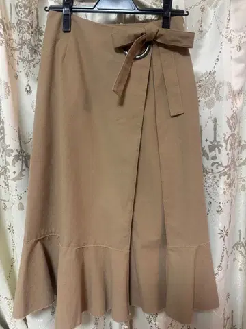 Mila Owen 미라 오웬 베이지 플레어 스커트 반지 달린 리본