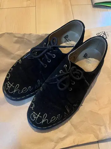 Dr. Martens 블랙 스웨이드 레이스업 슈즈