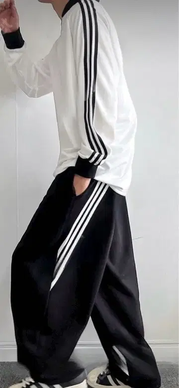 쓰리 스트라이프 디자인 와이드 팬츠 블랙