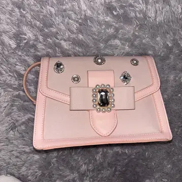 비쥬가 달린 핑크 숄더백