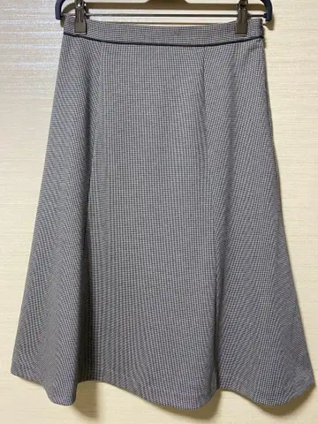 그레이 체크 무늬 플레어 스커트 무릎 기장