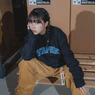 over print x AMBLER 콜라보레이션 맨투맨 ( 블랙 )