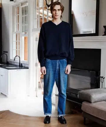 ApartmentThree LogoEmbroidery VneckSweat