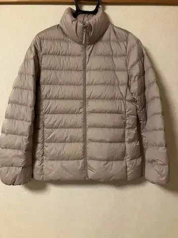 새상품급 유니클로 라이트 다운 M 베이지 계열