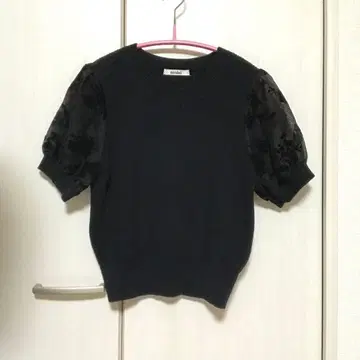 스나이델 소매 시스루 니트탑 퍼프 슬리브 꽃무늬 블랙