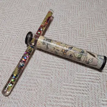 컬러풀한 별 모양 무늬의 카레이도스코프 만화경