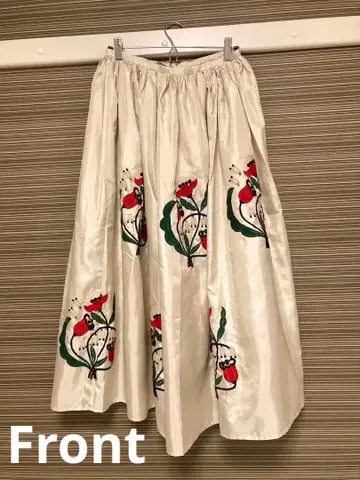 아이보리 꽃무늬 자수 플레어 스커트 peu pres