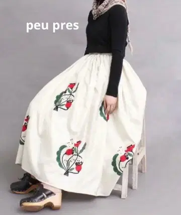 아이보리 꽃무늬 자수 플레어 스커트 peu pres