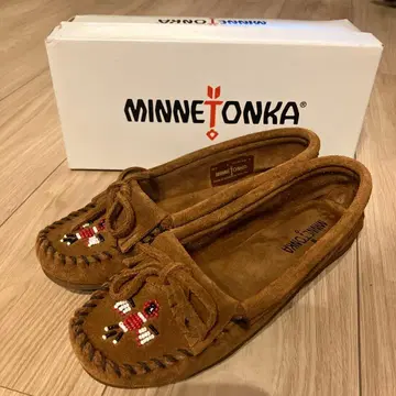 MINNETONKA 비즈 장식 모카신 브라운