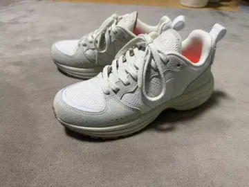 VEJA 화이트 스니커즈