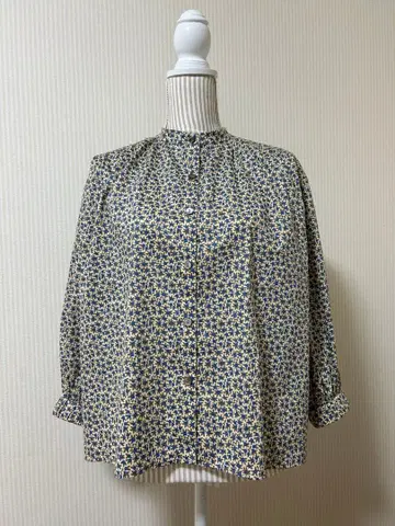 핸드메이드 리버티 프린트 타나론 원단 사용 밴드 카라 블라우스