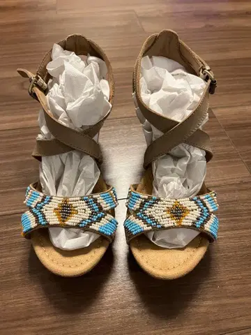 미네통카 MINNETONKA 샌들(미사용 새상품) 사이즈 6